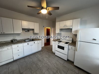 Somerville Welcoming 2-Bedroom Tufts Somerville Apartment  Tufts - $3,900