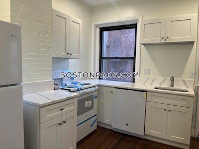 Brookline 3 Beds 1 Bath  Beaconsfield - $4,400